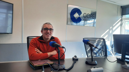 Julen Linazasoro en los estudios de COPE Bilbao