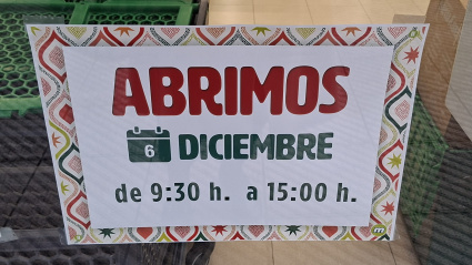 Cartel de apertura del 6 de diciembre en un supermercado masymas