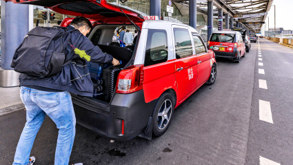 Un hombre con un Labubu