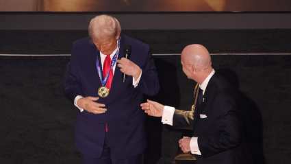 El presidente de la FIFA, Gianni Infantino, entrega al presidente de los Estados Unidos, Donald Trump, el primer Premio de la Paz de la FIFA durante el sorteo de la Copa Mundial de la FIFA 2026 en el Centro John F. Kennedy para las Artes Escénicas en Washington.