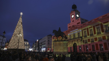 La Comunidad de Madrid proyecta a través del videomapping en su sede, la Real Casa de Correos, los colores de la bandera de España con motivo del Día de la Constitución