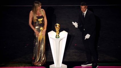 Lionel Scaloni deja el trofeo del Mundial en el escenario donde se está realizando el sorteo