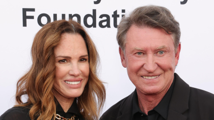 Los Ángeles, California - Janet Jones y Wayne Gretzky en la cena de celebridades del 25.º aniversario de la Fundación Harold y Carole Pump, celebrada en el Hotel Beverly Hilton de Beverly Hills.