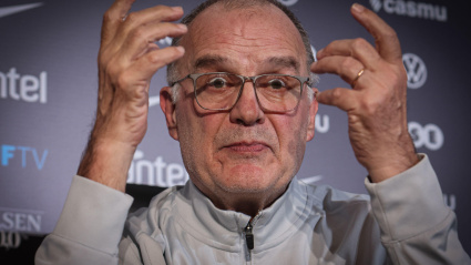 El entrenador de la selección uruguaya, Marcelo Bielsa, ofrece una conferencia de prensa en el Museo del Fútbol del Estadio Centenario