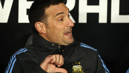 El entrenador de Argentina, Lionel Scaloni, hace un gesto durante el partido de clasificación sudamericana entre Argentina y Venezuela para la Copa Mundial de la FIFA 2026.