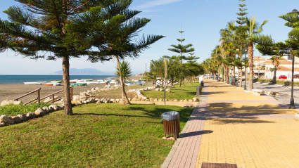 La playa y el paseo marítimo de la ciudad española de Benajarafe en la Costa del Sol