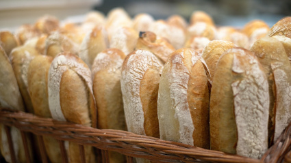 Una cesta llena de pan recién horneado