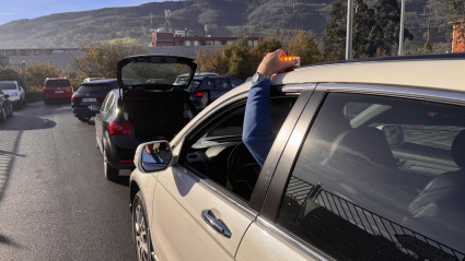 Un conductor coloca una baliza de emergencias
