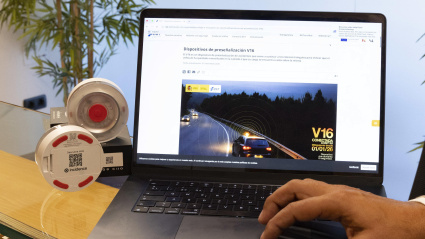 Imagen de uno de los modelos de la baliza que a partir de 2026 será obligatoria en España para todos los vehículos