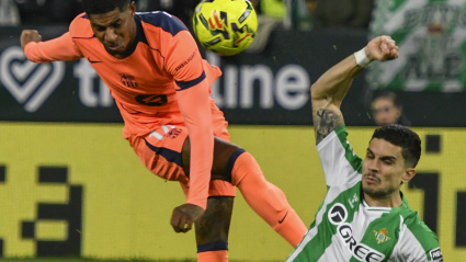 Imagen de la mano de Bartra al disparo de Rashford durante el Betis-Barcelona
