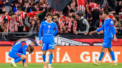 Los jugadores del Atlético, tras el gol de Berenguer en el partido ante el Athletic