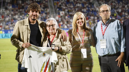 Imagen del reciente homenaje del Real Zaragoza a Manolo Villanova al que acudió su familia