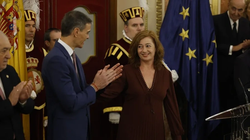 El presidente del Gobierno, Pedro Sánchez, y la presidenta de Congreso, Francina Armengol, durante el acto institucional. EFE/Chema Moya