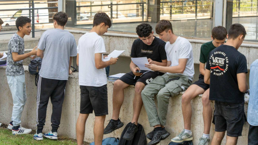 2XA4M2T 2XA4M2T Claro, aquí tienes la traduccion al ingles y al español:The Spanish students begin the university entrance exam sessions called \"selectivity\" or PAU tests. In Catalonia, more than 45,000 young people will take this exam. Los estudiantes españoles empiezan las jornadas de examenes de acceso a la universidad llamadas \"selectividad\" o pruebas PAU. En Cataluña, mas de 45,000 jovenes realizaran esta prueba. News politics -Barcelona, Spain tuesday, June 4, 2024 (Photo by Eric Renom/LaPresse)