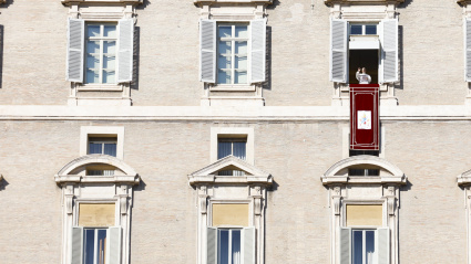 VATICAN CITY (Vatican City State (Holy See)), 08/12/2025.- Pope Leo XIV leads the Angelus prayer from the window of his office overlooking Saint Peter's Square, in Vatican City, 08 December 2025. (Papa) EFE/EPA/FABIO FRUSTACI