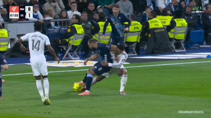 Codazo de Borja Iglesias a Bellingham en el Real Madrid-Celta