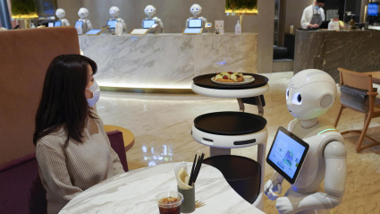 Robots atienden a los clientes en un restaurante de Japón