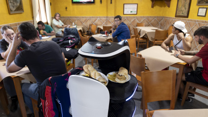 Un robot atiende a los clientes y sirve la comida en la Venta Restaurante La Butibamba, en Mijas (Málaga)