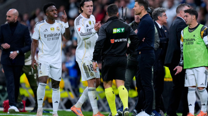 Álvaro Carreras del Real Madrid CF y Xabi Alonso, entrenador del Real Madrid CF, durante el partido de La Liga EA Sports entre el Real Madrid CF y el RC Celta disputado en el Estadio Santiago Bernabéu