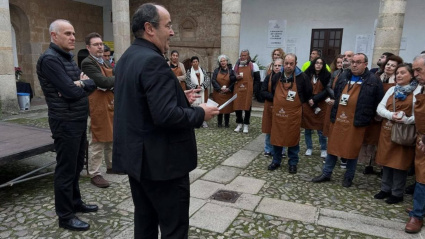 El obispo de Coria-Cáceres, Mons. Jesús Pulido Arriero, ha querido agradecer personalmente la labor de los voluntarios