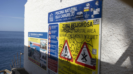 Imagen del cartel en el que se alerta de la peligrosidad del baño en la piscina natural Isla Cangrejo, en Los Gigantes, en el municipio tinerfeño de Santiago del Teide, en la que han fallecido cuatro personas y una se encuentra desaparecida.