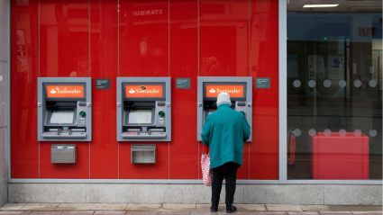 Mujer hace un ingreso en el cajero del banco