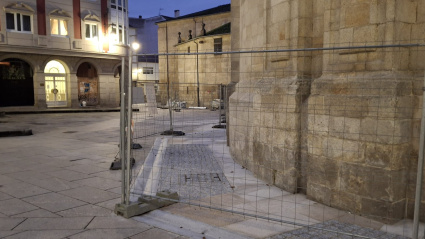 La parte norte de la Catedral de Lugo sigue vallada a pesar de que las obras finalizaron hace dos meses