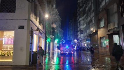 Bomberos en la calle Real de A Coruña