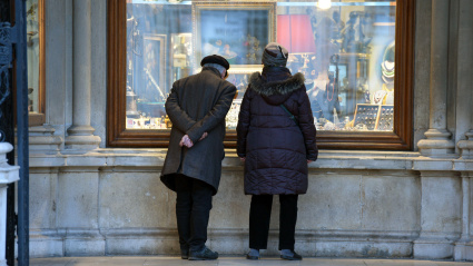 Imagen de recurso de un matrimonio de personas mayores frente al escaparate de una tienda
