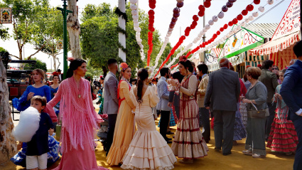 Imagen de recurso de asistentes a la Feria de Abril