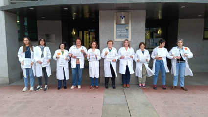 Médicos concentrados en el centro de salud de Zarracina, Gijón