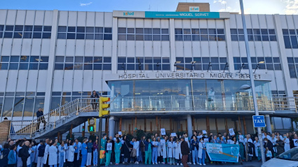 Concentración de médicos a las puertas del hospital Miguel Servet.