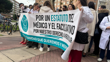 Los médicos de Burgos secundan la huelga nacional y se manifiestan para exigir un estatuto propio que mejore sus condiciones laborales