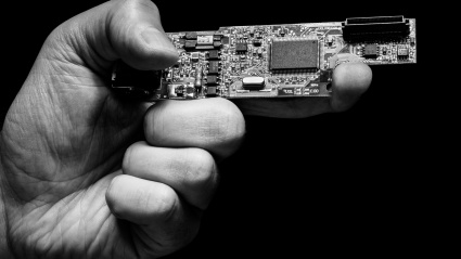 Mano sosteniendo un arma digital