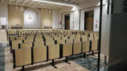 Detalle de los paneles y butacas moviles y de la rampa de acceso al escenario del salon de actos del Seminario Diocesano de Valladolid tras su reforma