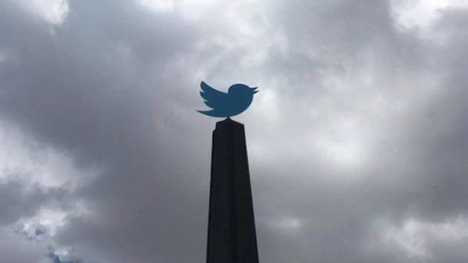 Obelisco dedicado a Twitter en Jun, Granada