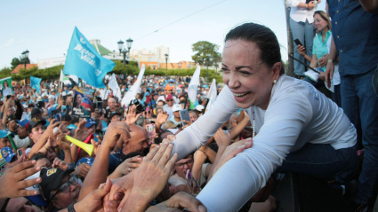María Corina Machado, abanderada del partido Vente Venezuela, saluda a sus simpatizantes