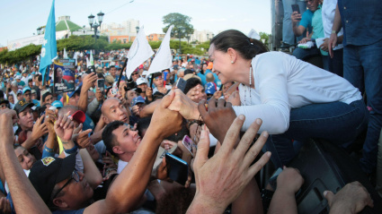 Maracaibo, Venezuela: María Corina Machado, abanderada del partido Vente Venezuela, saluda a sus simpatizantes