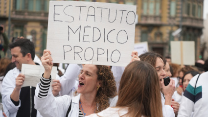 Médicos durante una manifestación convocada por el Sindicato Médico de Euskadi, a 9 de diciembre de 2025, en Bilbao, País Vasco (España).