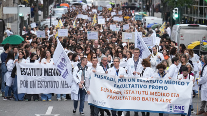 Médicos durante una manifestación convocada por el Sindicato Médico de Euskadi, a 9 de diciembre de 2025, en Bilbao, País Vasco (España).