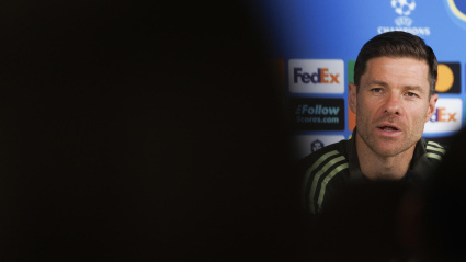 El entrenador del Real Madrid, Xabi Alonso, durante la rueda de prensa previa al entrenamiento del  equipo este lunes en Valdebebas para preparar el partido de la jornada 6 de fase de la Liga de Campeones que disputan mañana, miércoles, contra Manchester City