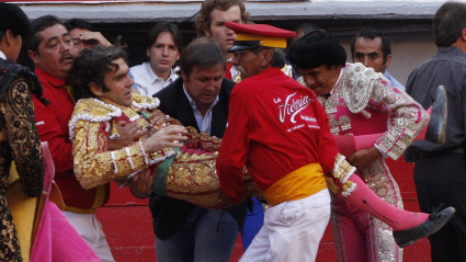 José Tomás es auxiliado tras haber sido cogido por el toro 'Navegante' en Aguascalientes