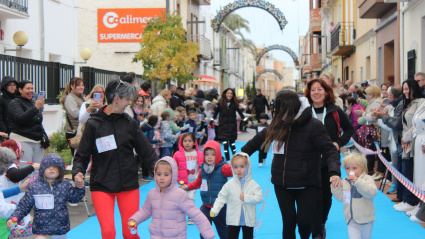 Familias y profesorado se suman a la jornada de deporte y solidaridad, animando a los más pequeños durante el recorrido
