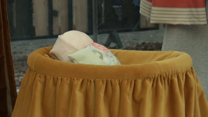 Figura que representa al Niño Jesús "sin rostro" del polémico Belén colocado en Bruselas