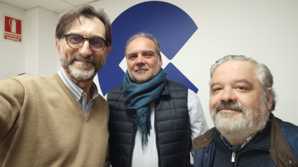 Blas Márquez, hermano mayor del Perdón, con los miembros del equipo de 'Carrera Oficial' Gabriel Álvarez y Enrique Barberá