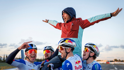 Hediger y el equipo Red Bull Bora Hansgrohe celebrando la consecución del reto