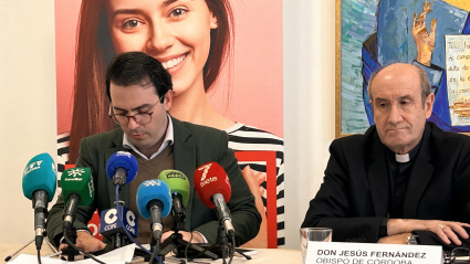 Jesús Jurado, secretario general de Cáritas, y Jesús Fernández, obispo de Córdoba