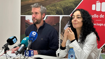El teniente de alcalde, Rubén Arroxo (BNG), y la portavoz socialista, Ana González Abelleira, en la rueda de prensa posterior a la junta de gobierno local