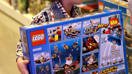 Un niño escogiendo juguetes