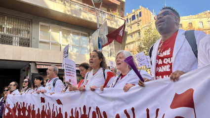 Centenares de médicos salen a la calle en la segunda jornada de huelga para exigir mejoras laborales y un convenio médico